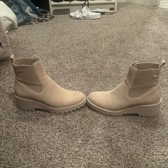 Dolce Vita Chelsea Boots - Picture 5 of 7